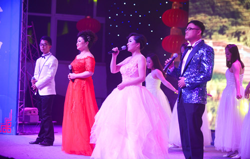 心?起航   夢(mèng)?飛揚(yáng)——公司舉辦 “奔跑吧，云南二建”2015年度先進(jìn)表彰暨迎新春文藝晚會(huì)