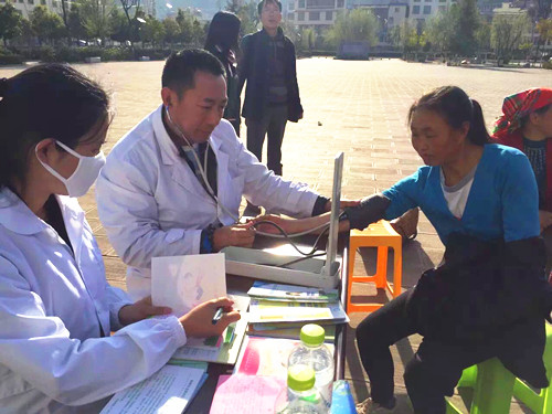 職工醫(yī)院醫(yī)護(hù)人員為宣威得祿鄉(xiāng)群眾義診