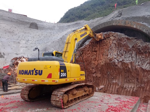廣那高速一分部土鍋寨2號隧道左幅進(jìn)洞