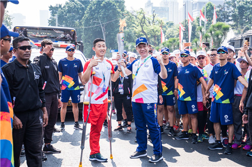 公司職工駱祥健在雅加達完成火炬?zhèn)鬟f