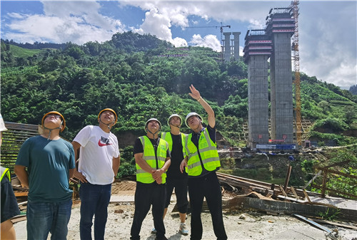 王現(xiàn)合、向小波帶隊到元陽片區(qū)開展中秋國慶雙節(jié)慰問