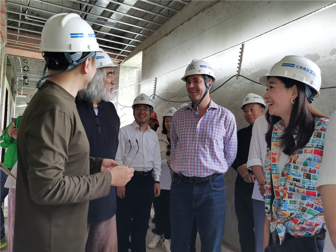 【調(diào)研檢查】導(dǎo)演張紀中、企業(yè)家胡潤一行調(diào)研景邁古樹茶小鎮(zhèn)1期A地塊建設(shè)項目