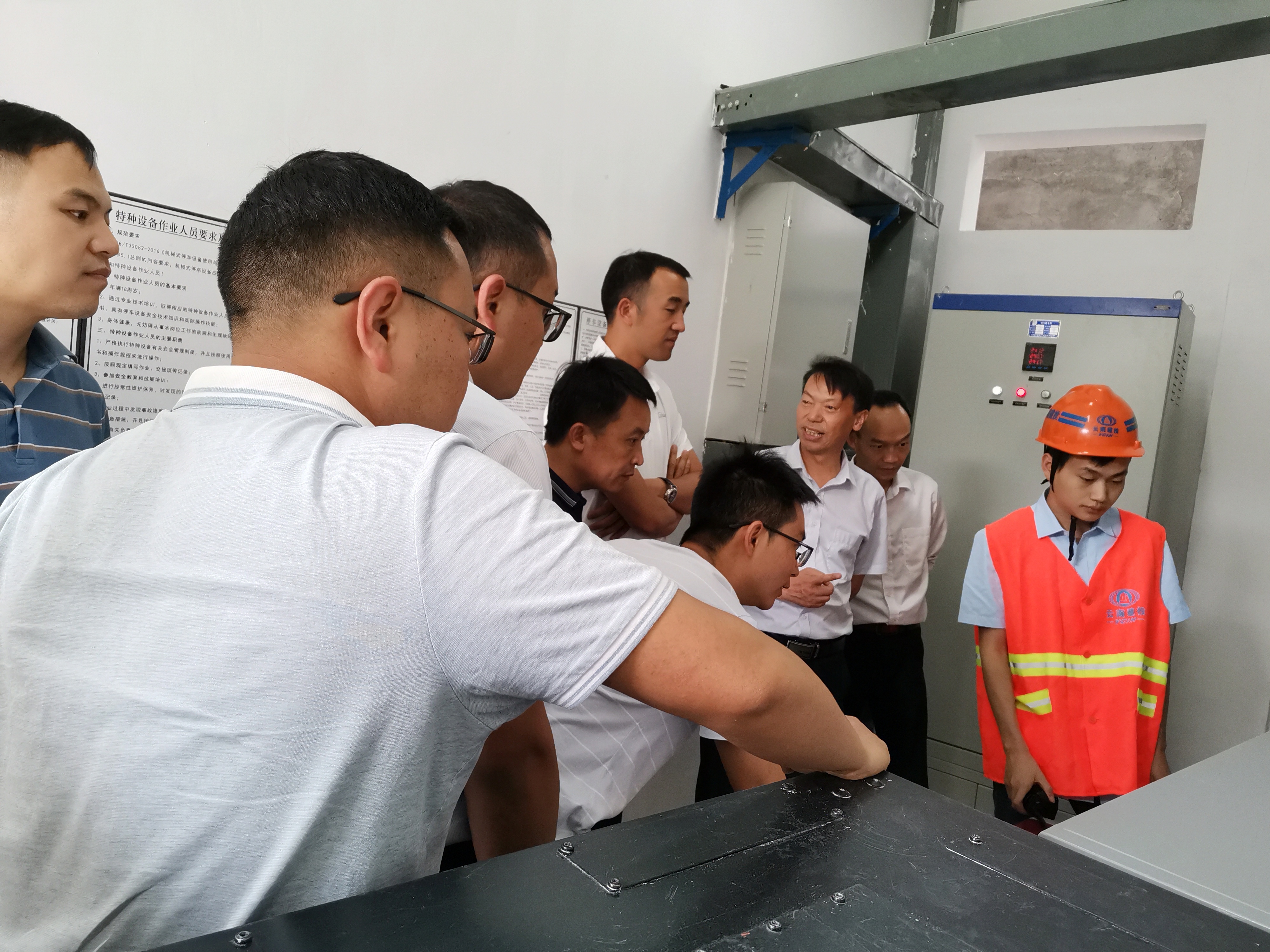 【我為群眾辦實(shí)事】陳定華一行調(diào)研檢查鳳慶縣城市多功能停車場(chǎng)建設(shè)項(xiàng)目