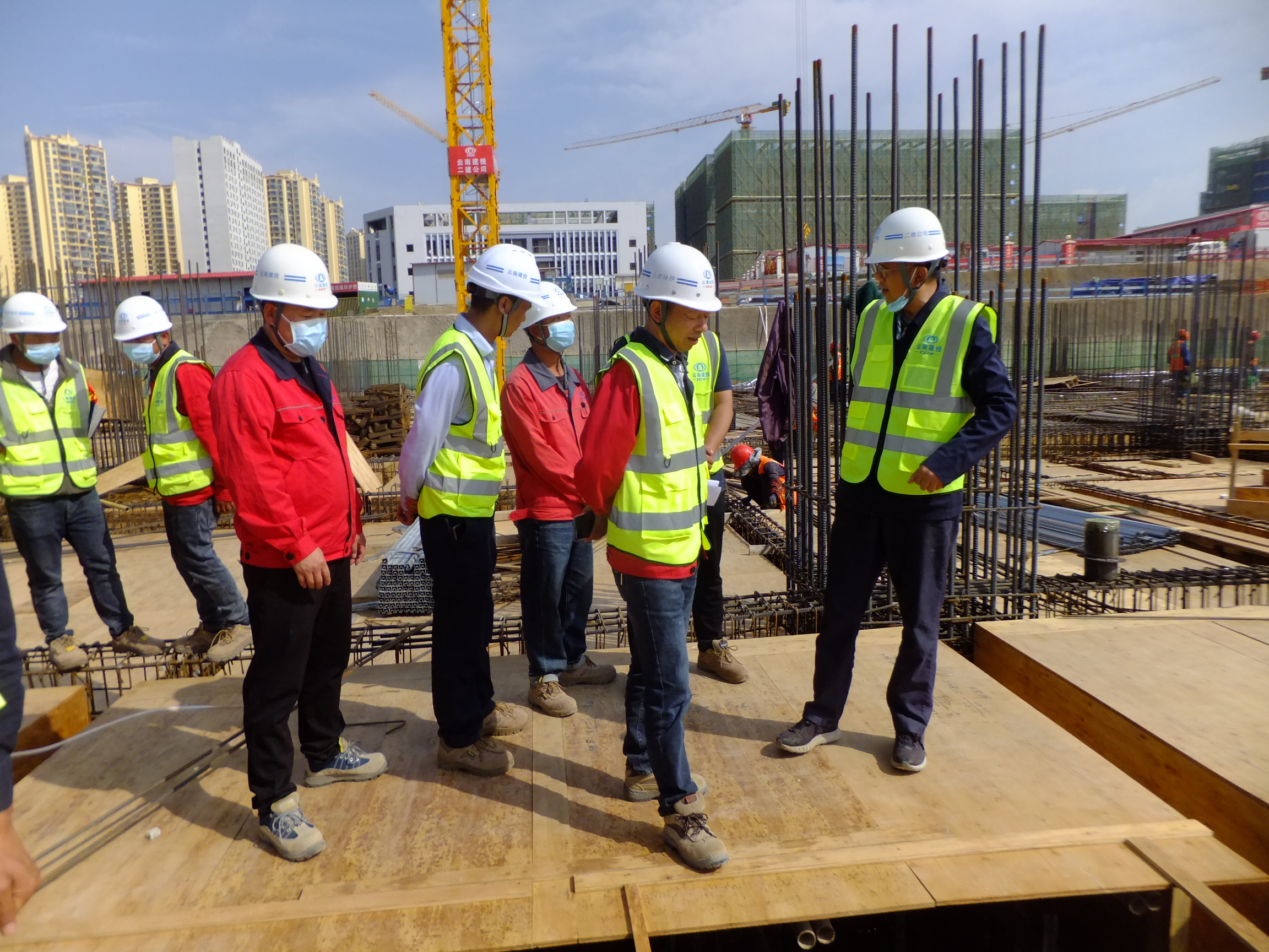 【調(diào)研檢查】集團(tuán)安全總監(jiān)段益慶一行到昆明醫(yī)科大學(xué)康復(fù)醫(yī)院工地檢查