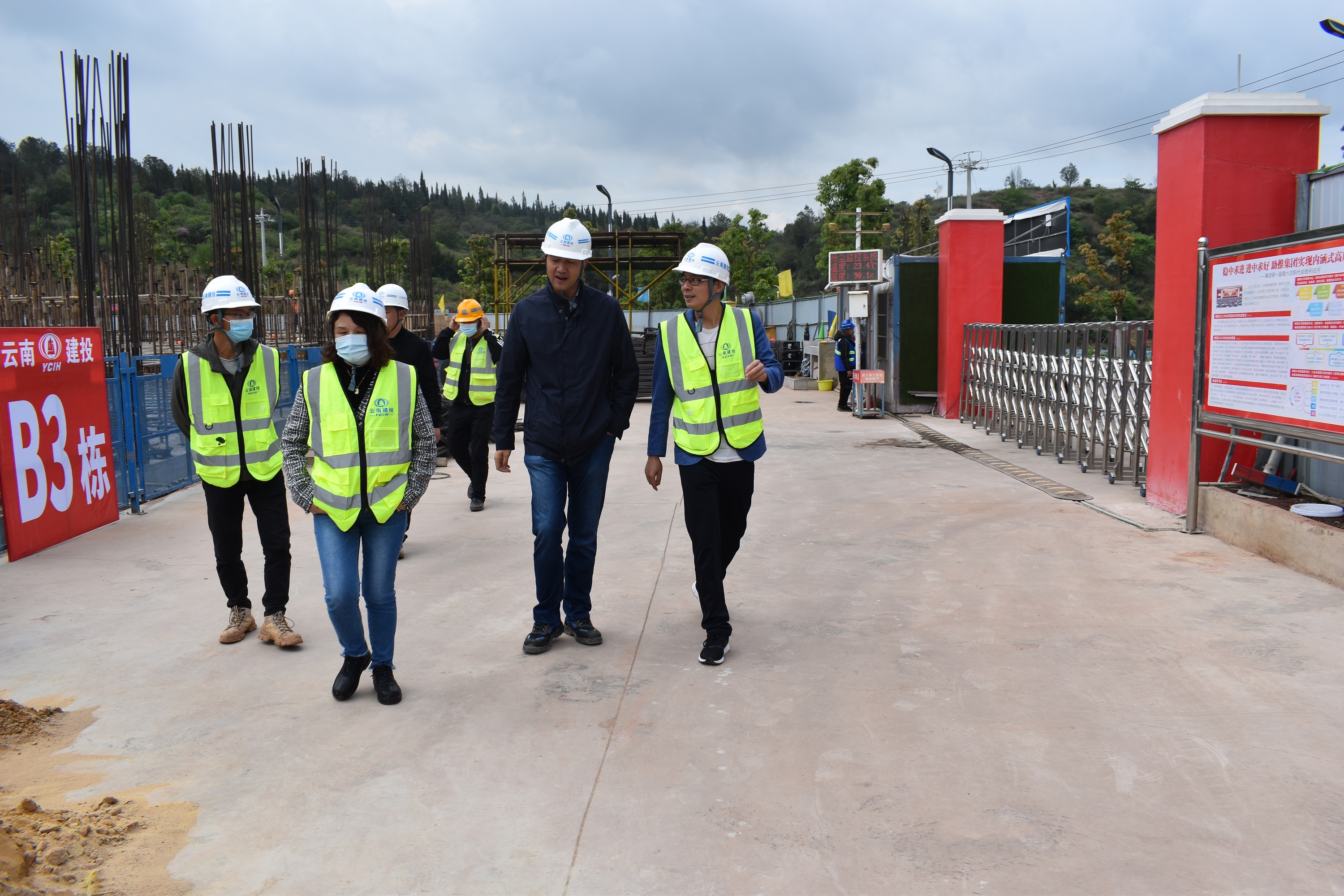 【貫徹一線工作法】公司領(lǐng)導(dǎo)到第十一直管部安寧財(cái)經(jīng)大學(xué)新四棟調(diào)研檢查