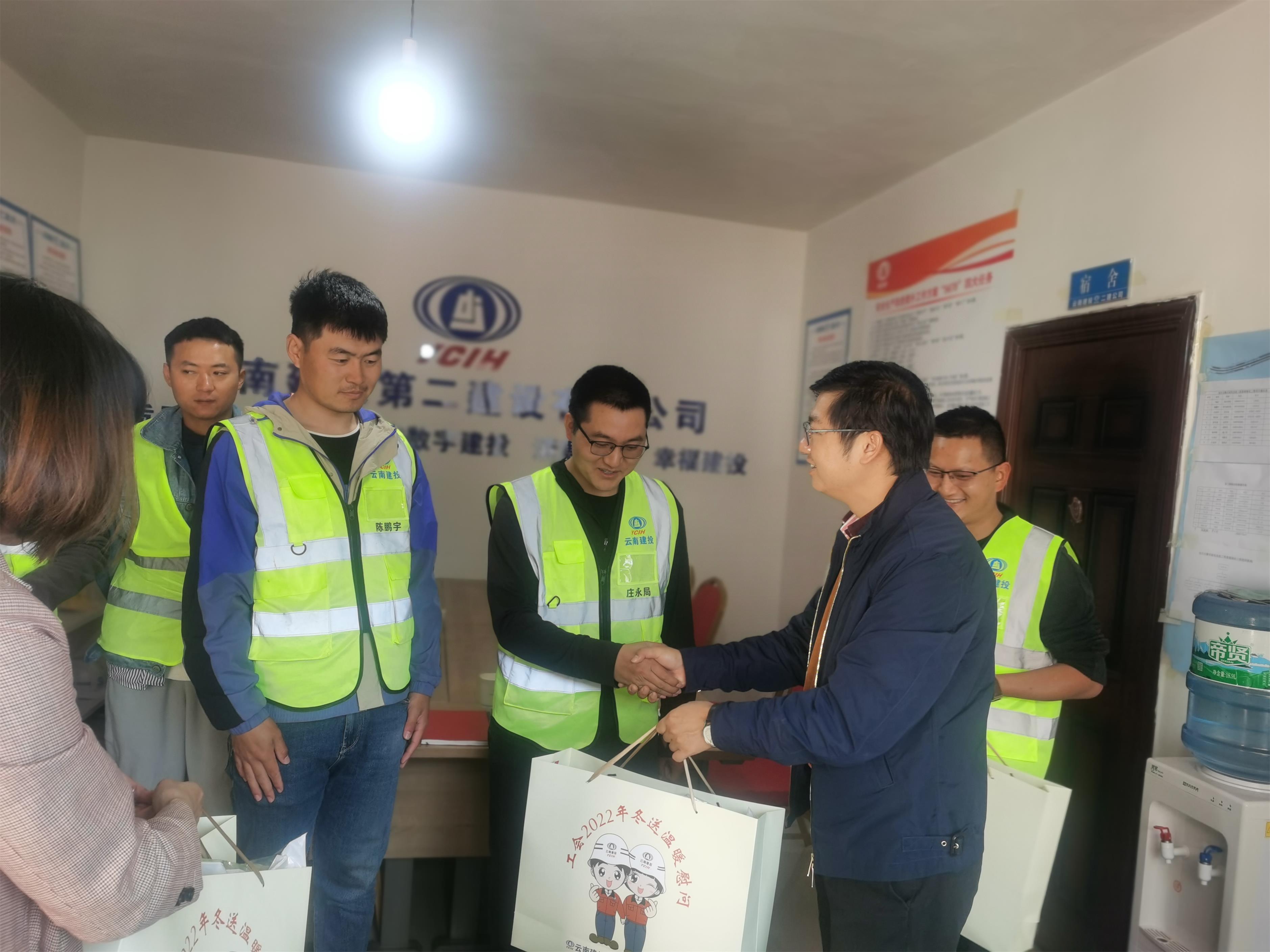 【貫徹一線工作法】萬向遵到安石綠化項(xiàng)目調(diào)研并開展“冬送溫暖”慰問活動(dòng)