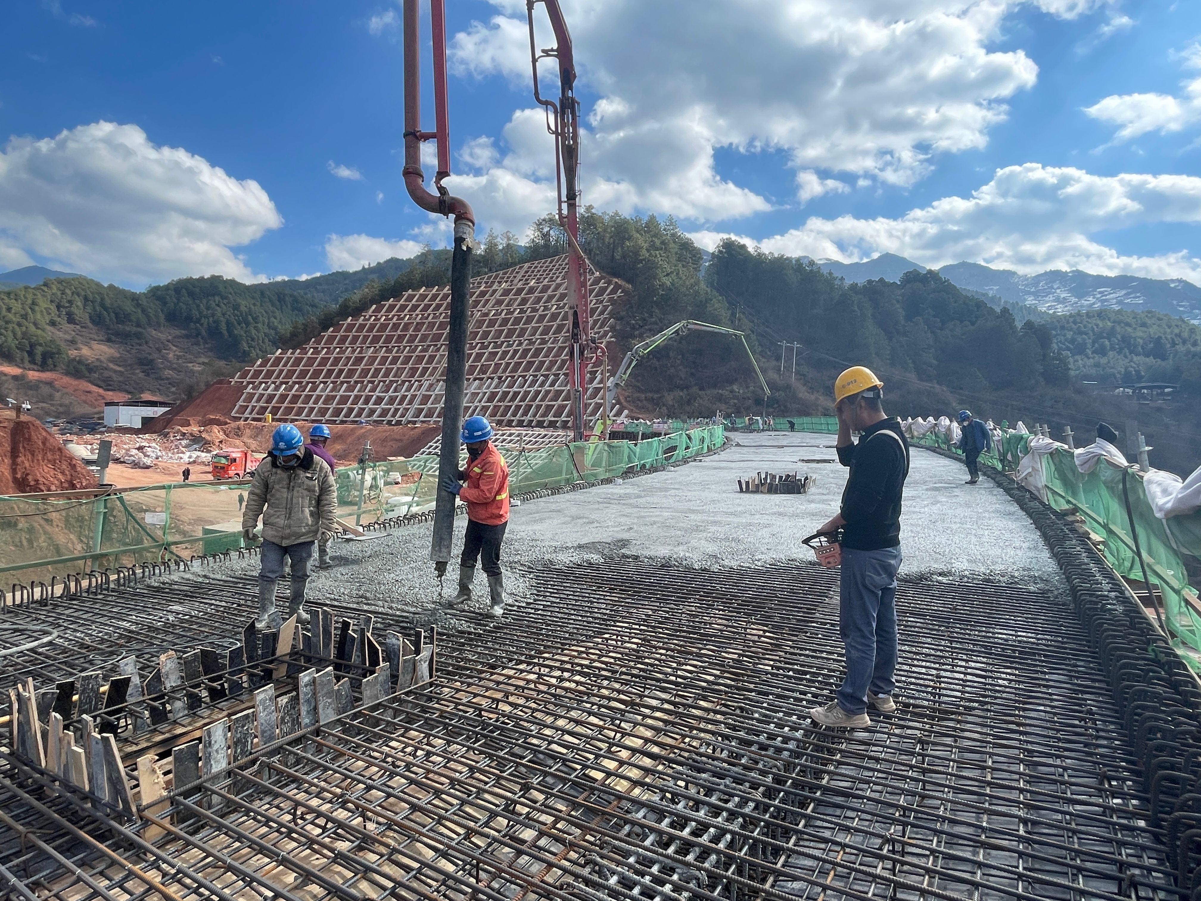 【項(xiàng)目動(dòng)態(tài)】云蘭高速土建十七分部現(xiàn)澆箱梁全部施工完成