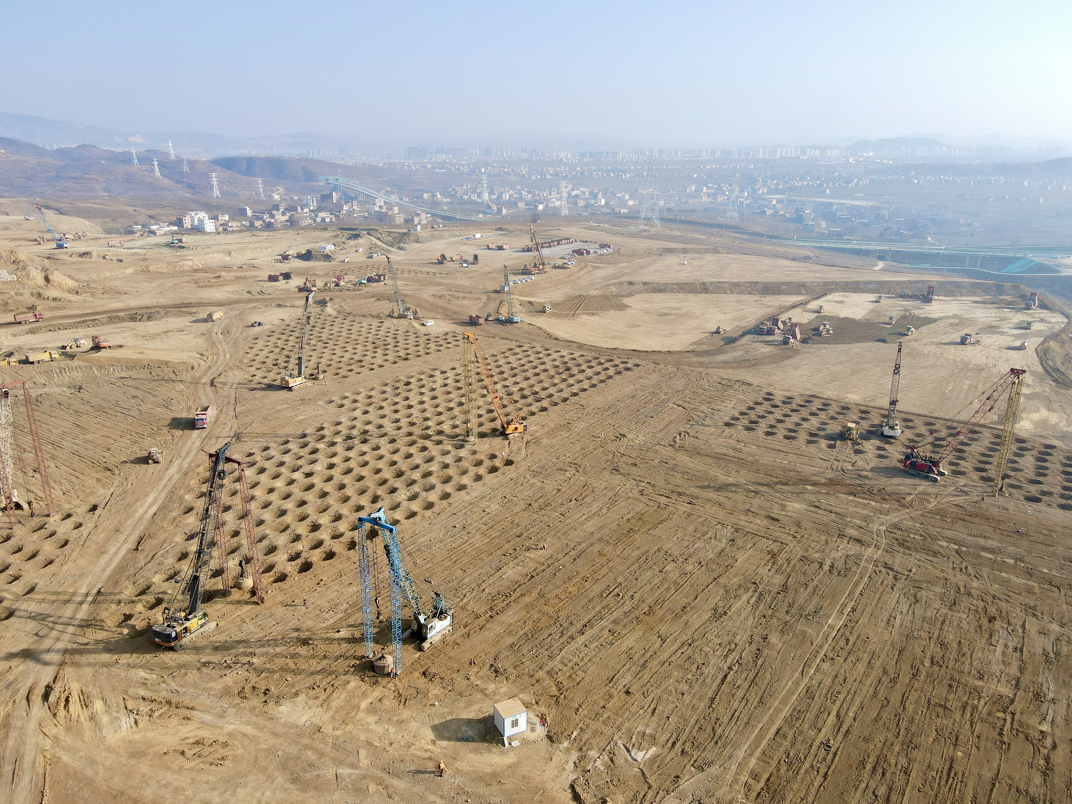 大干快上！云南昭通光伏高透基材項(xiàng)目土石方及強(qiáng)夯工程69天完成超300萬立方米土石方、30萬平方米強(qiáng)夯