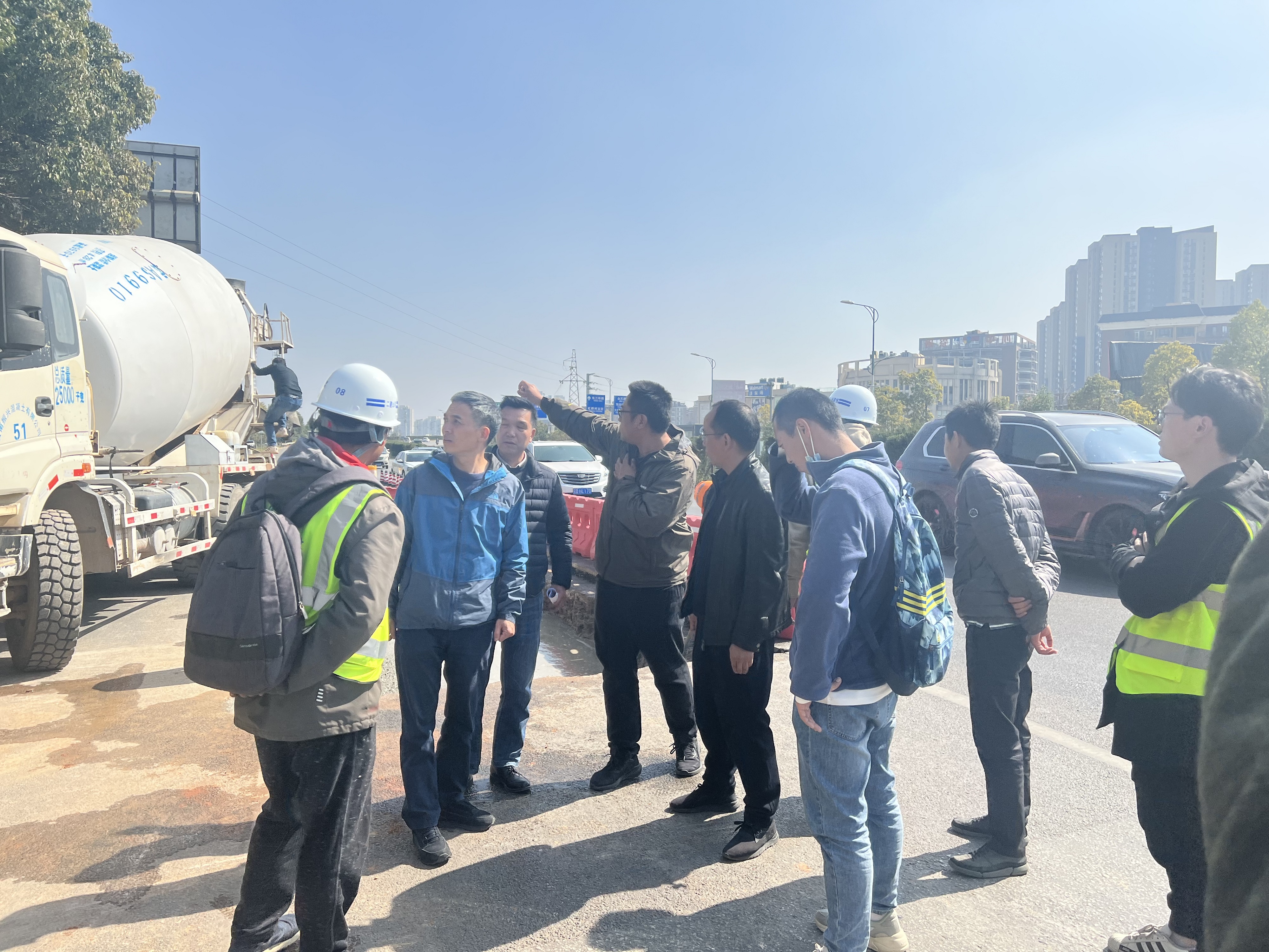 【調(diào)研檢查】昆明市住房和城鄉(xiāng)建設(shè)局局長(zhǎng)陳紹波調(diào)研盤龍區(qū)東三環(huán)病害、隱患綜合整治工程