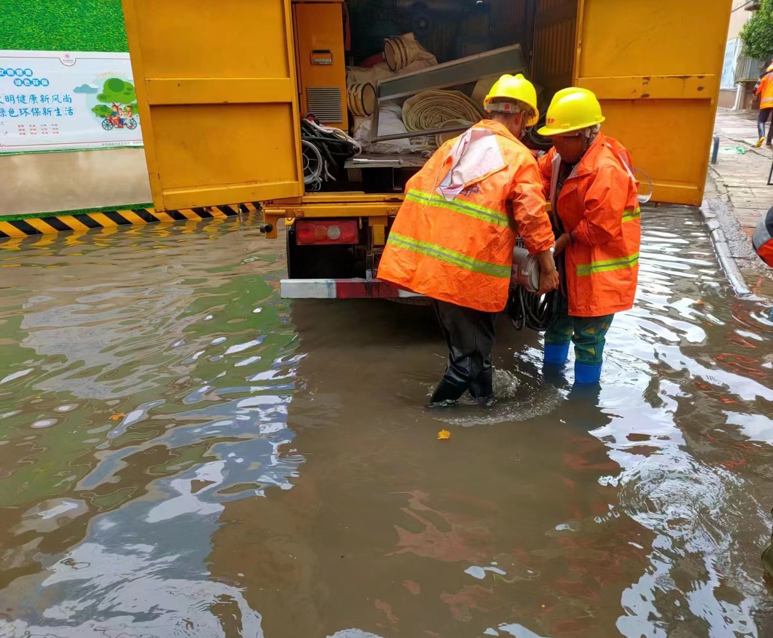 【一線資訊】西山區(qū)公共排水管渠維護(hù)作業(yè)項(xiàng)目啟動強(qiáng)降雨天氣緊急救援作業(yè)
