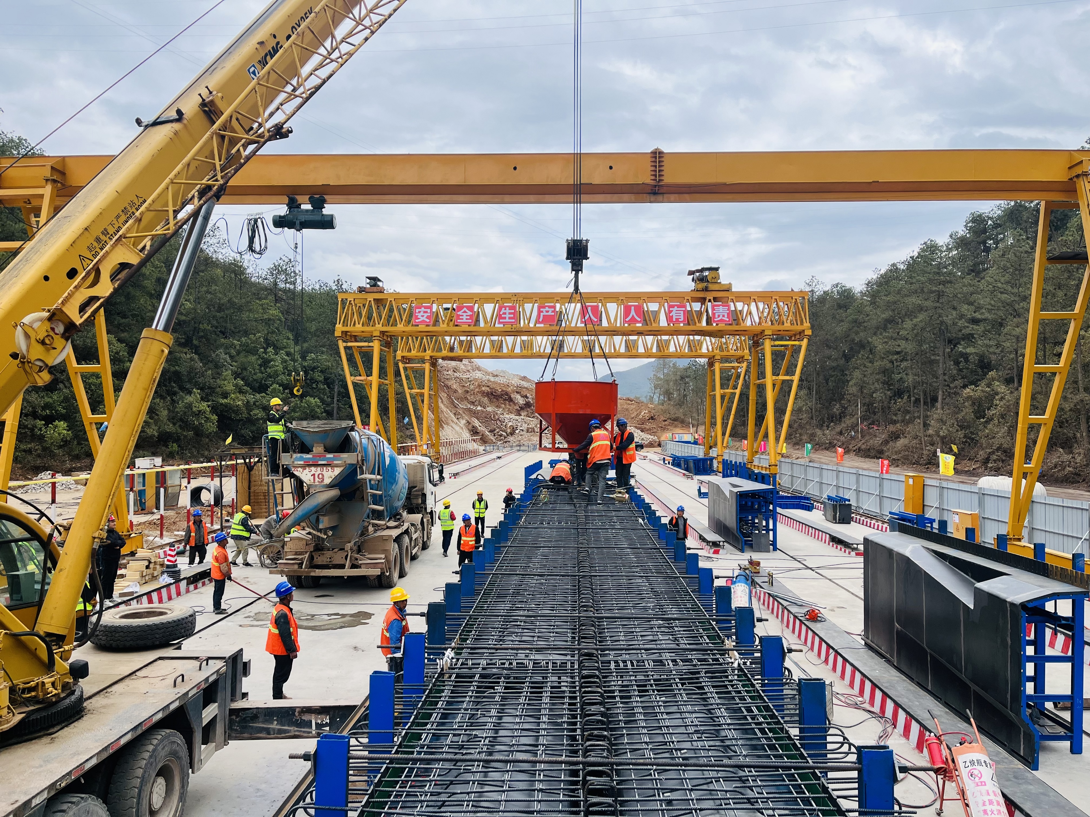 【搶抓黃金期 奮戰(zhàn)100天】古寧高速三分部首片T梁（試驗(yàn)梁）順利澆筑完成