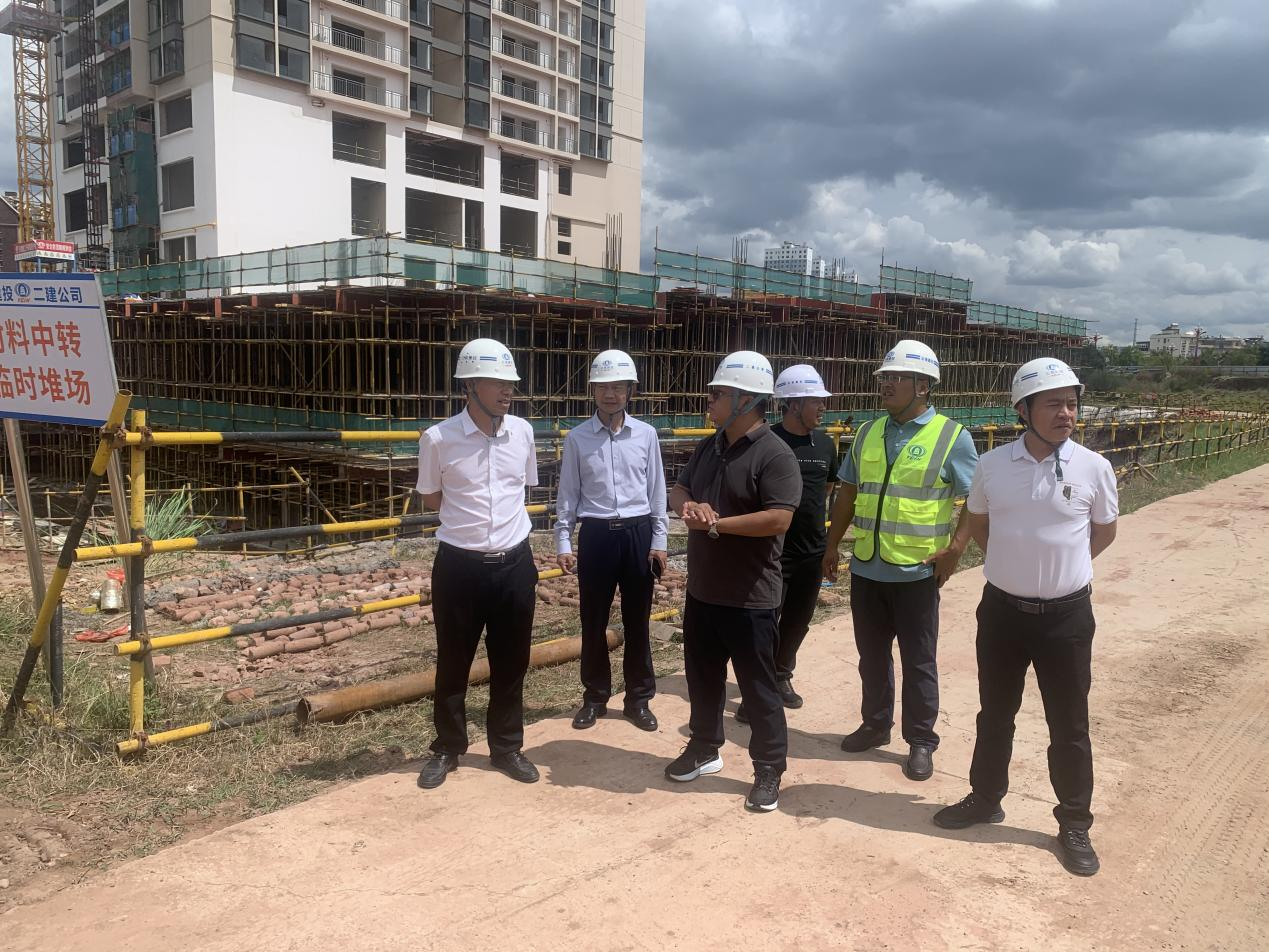 【搶抓黃金期 奮戰(zhàn)100天】陳定華、董學(xué)友到楚雄新航鴻雅房地產(chǎn)開發(fā)建設(shè)項(xiàng)目（3#、5#、6#）調(diào)研