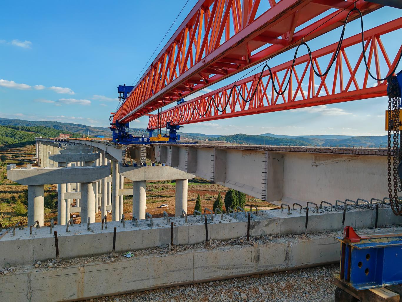 【百日攻堅(jiān)】宣富高速土建六分部播樂特大橋高墩封頂，右幅順利架通