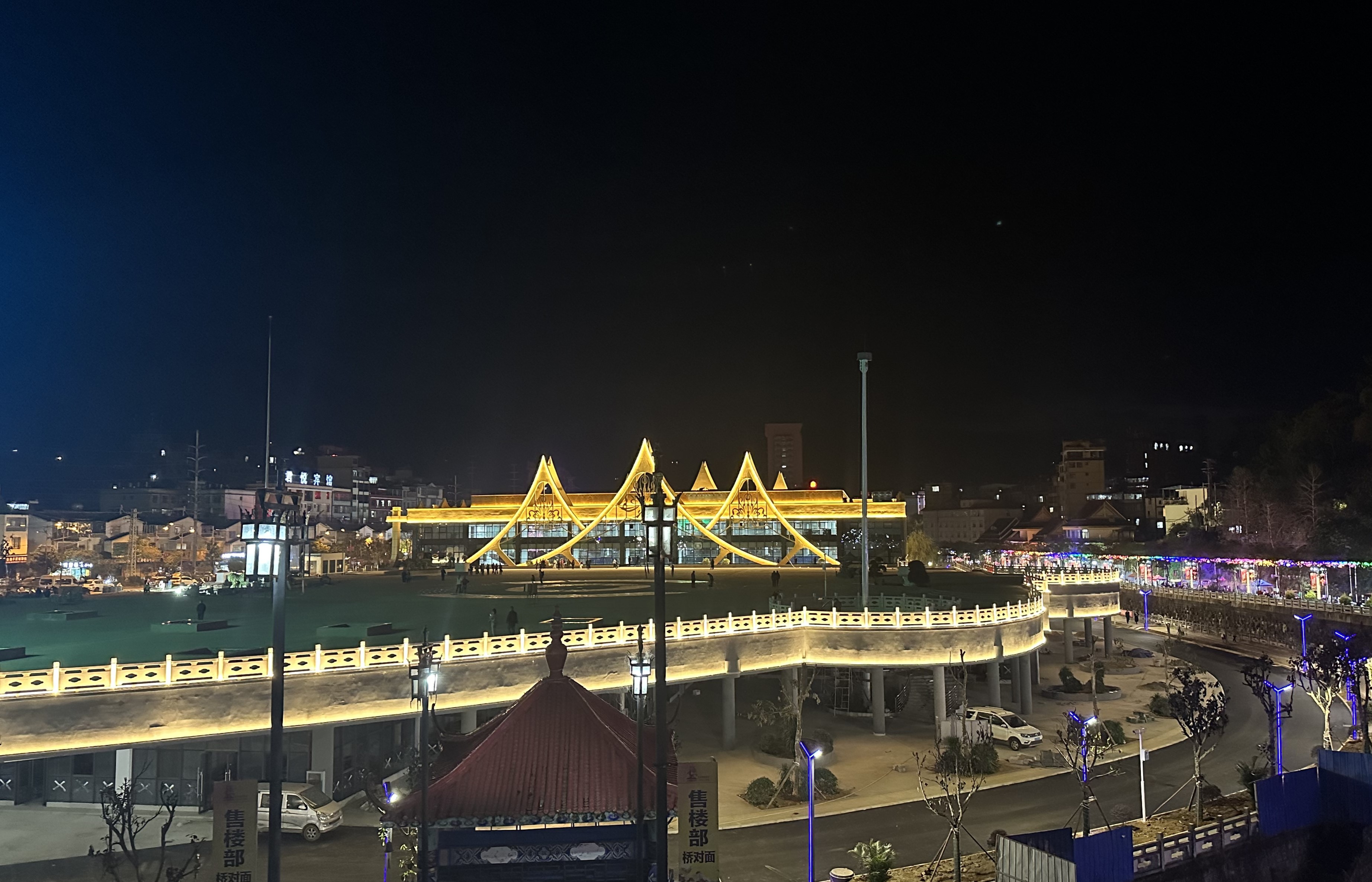 【百日攻堅(jiān)】百日攻堅(jiān)新進(jìn)展！金平縣國(guó)門(mén)文化交流中心項(xiàng)目順利交付