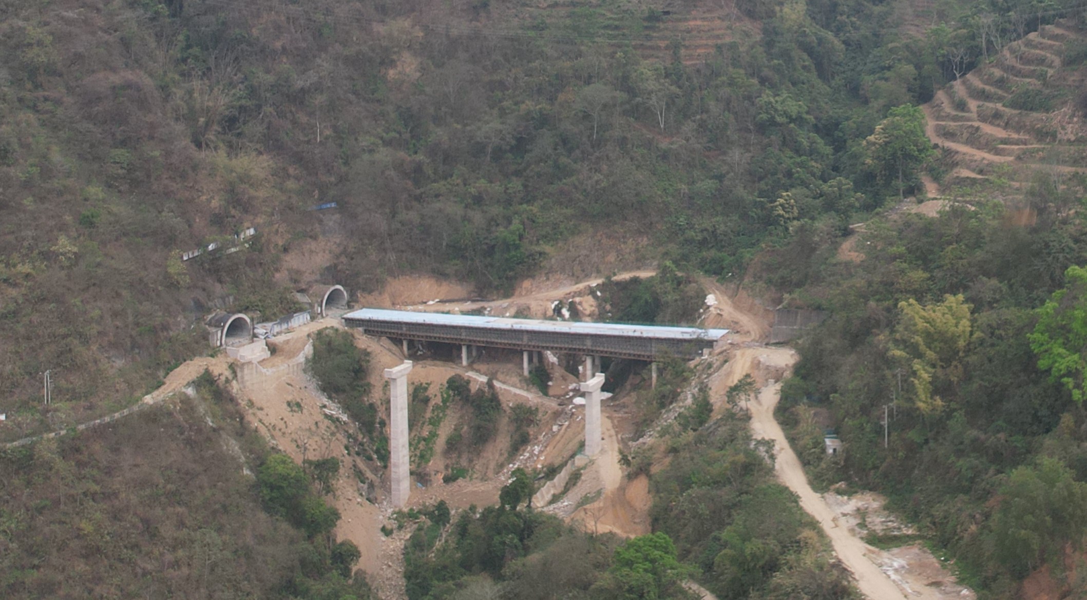 【項目動態(tài)】元綠高速土建五分部紅莫3號大橋左幅現(xiàn)澆箱梁順利澆筑