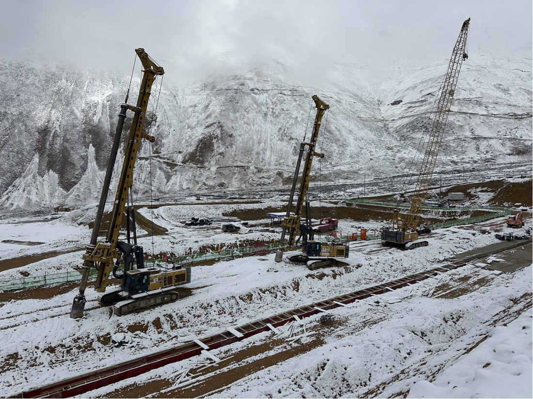 【項(xiàng)目動(dòng)態(tài)】西藏翔龍礦業(yè)選廠工業(yè)場(chǎng)地工程一標(biāo)段土建工程首顆樁基澆筑成功